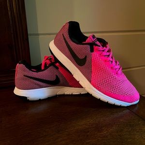 Nike Women's Flex Experience RN 5
844729-600 Pink Running Shoes